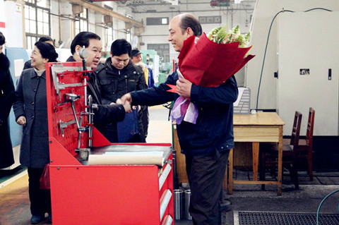 宜昌市委常委、總工會主席劉學(xué)甫同志慰問宜昌長機科技公司“五一勞動獎?wù)隆鲍@得者