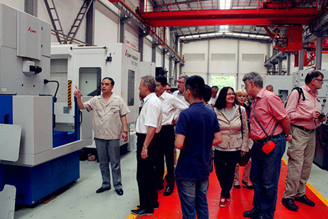 德國路德維希堡縣政府代表團一行蒞臨宜昌長機科技公司參觀