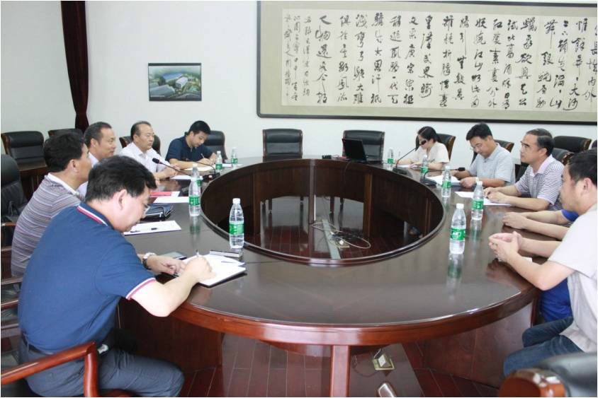 市人社局副局長(zhǎng)為公司楊光同志頒發(fā)享受國(guó)務(wù)院專項(xiàng)津貼證書及獎(jiǎng)金